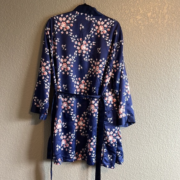 Fab Fit Fun Polyester Robe - Picture 6 of 6